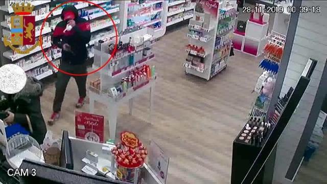 Fanno una rapina in farmacia , una cliente spaventata dà i suoi soldi ma loro l’abbracciano e la baciano e da lei non prendono nulla