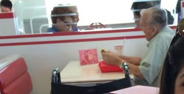 Uomo va a mangiare ogni giorno al fast food e fa un gesto che commuove il web