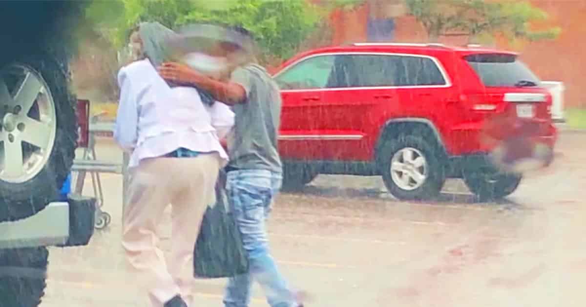 Un ragazzo protegge dalla pioggia una donna anziana ma gli si avvicina un poliziotto e quello che accade dopo è incredibile