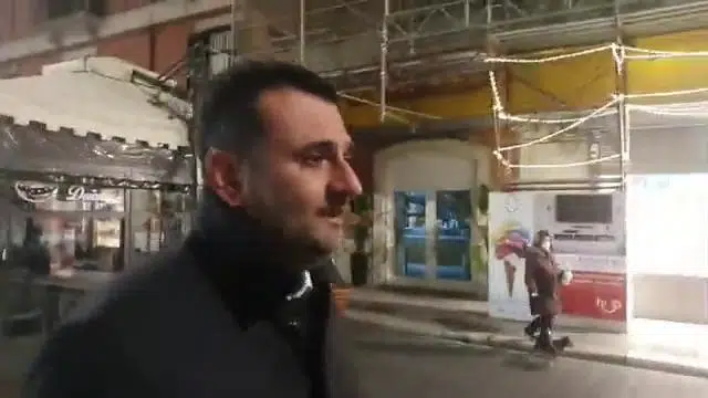 Coronavirus a Bari, Decaro passeggia tra le strade vuote della città e non riesce a trattenere le lacrime, poi l’orgoglio di un barese “Ce la faremo”