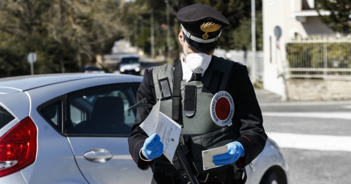 Voleva a tutti i costi incontrare una ragazza, per sfuggire al controllo dei Carabinieri la nasconde nel bagagliaio