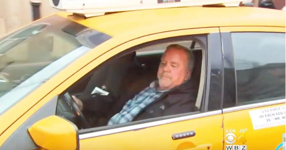 Una nonna sale sul taxi e durante il tragitto racconta al tassista dove sta andando, il tassista capisce che qualcuno le sta per fare del male e la porta dalla polizia