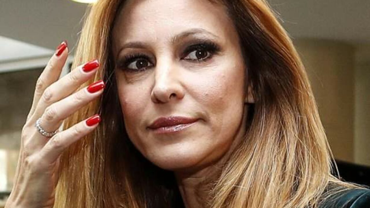 GF Vip, Adriana Volpe in lacrime decide di lasciare e Alfonso Signorini decide di dire il motivo