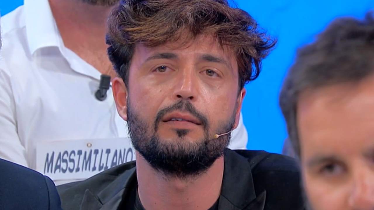 Uomini e Donne, botta e risposta tra Armando e Gianni Sperti e poi Armando con una battuta lo zittisce