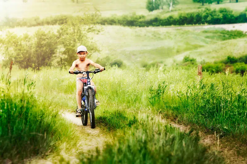 Una donna vede un ragazzino sulla bici con un volto terrorizzato che sfreccia a tutta velocità e riconosce un suo ex alunno, lo raggiunge e per fortuna gli chiede cosa accade