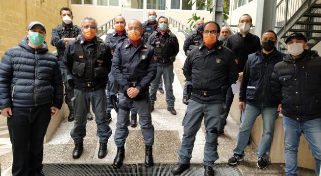 Emergenza Covid-19, i poliziotti di Bari donano i loro buoni pasti alle persone che ne hanno bisogno