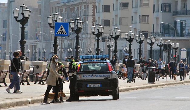 Emergenza Covid-19 Bari, tanta gente a spasso per la città, lungomare pieno di gente che fa jogging e famiglie con passeggini, interviene Decaro “Gli altri non sono più stupidi se restano a casa, così moriamo tutti” – video