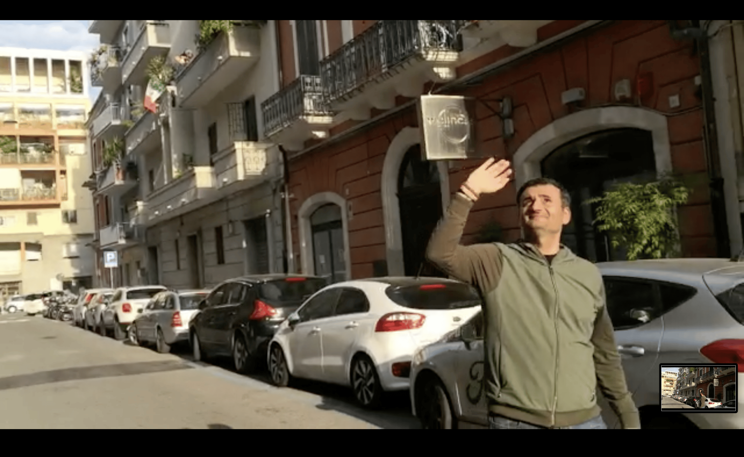 Coronavirus Bari, Decaro passeggia nel quartiere Madonnella e la gente dai balconi lo applaude, lui si commuove e piange