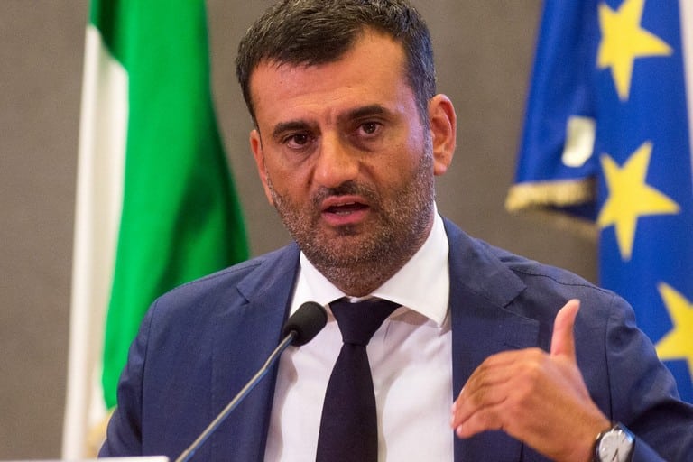 Bari, il sindaco Antonio De Caro contro la mafia: “Non ho mai avuto paura dei clan … posso anche rinunciare alla scorta”