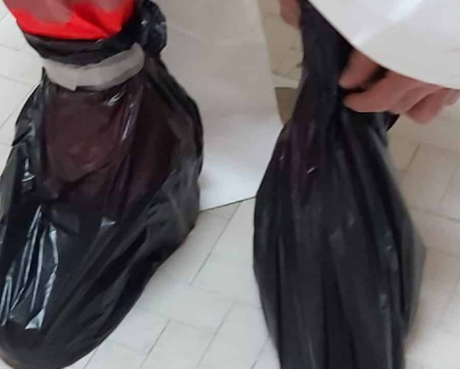 Coronavirus Bari, nel Policlinico, reparto Covid terminati i gambali, si usano le buste della spazzatura