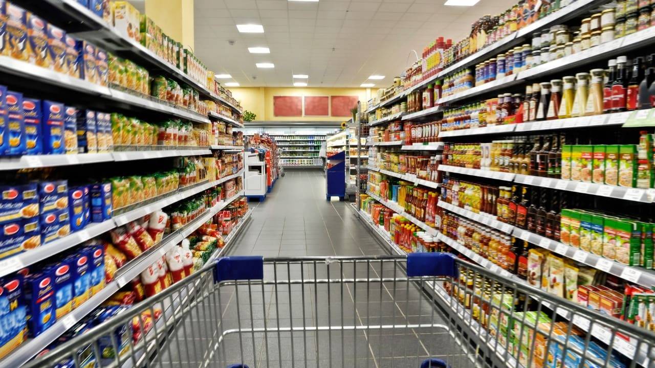 Dramma in un supermercato, uomo ha un malore mentre fa la spesa, dopo pochi attimi muore, choc tra gli altri clienti