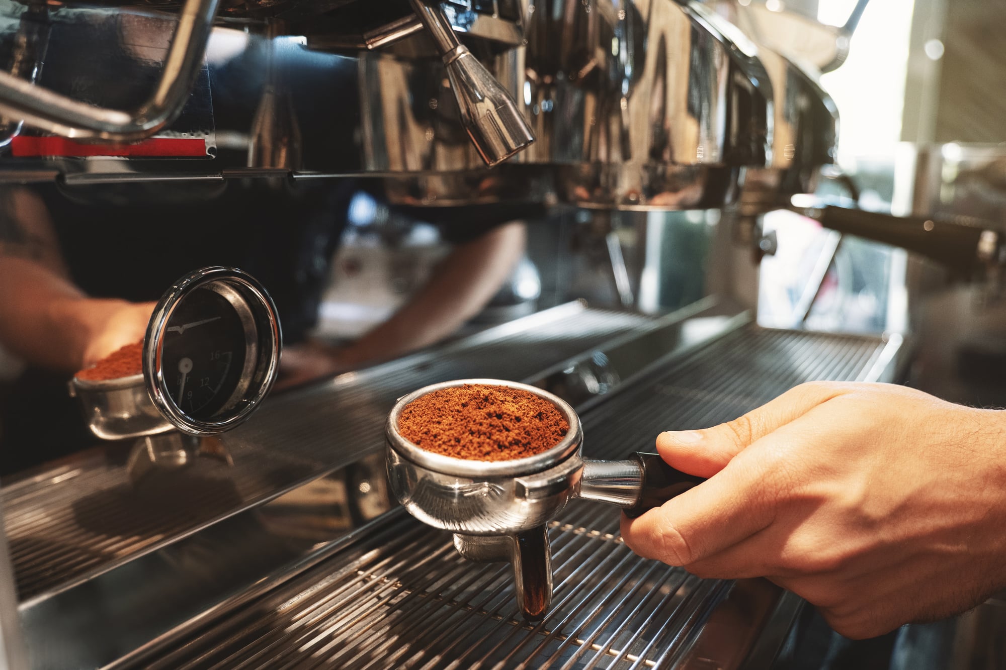 Covid-19, succede in Puglia, barista riapre per l’asporto ma viene multato: “La Regione ha dato via libera ma il Comune no”