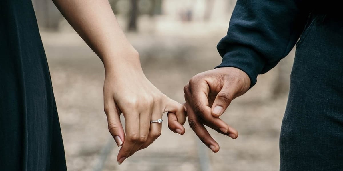 Ventenne dopo qualche mese di fidanzamento scopre che il fidanzato è una donna, ecco la reazione della ragazza