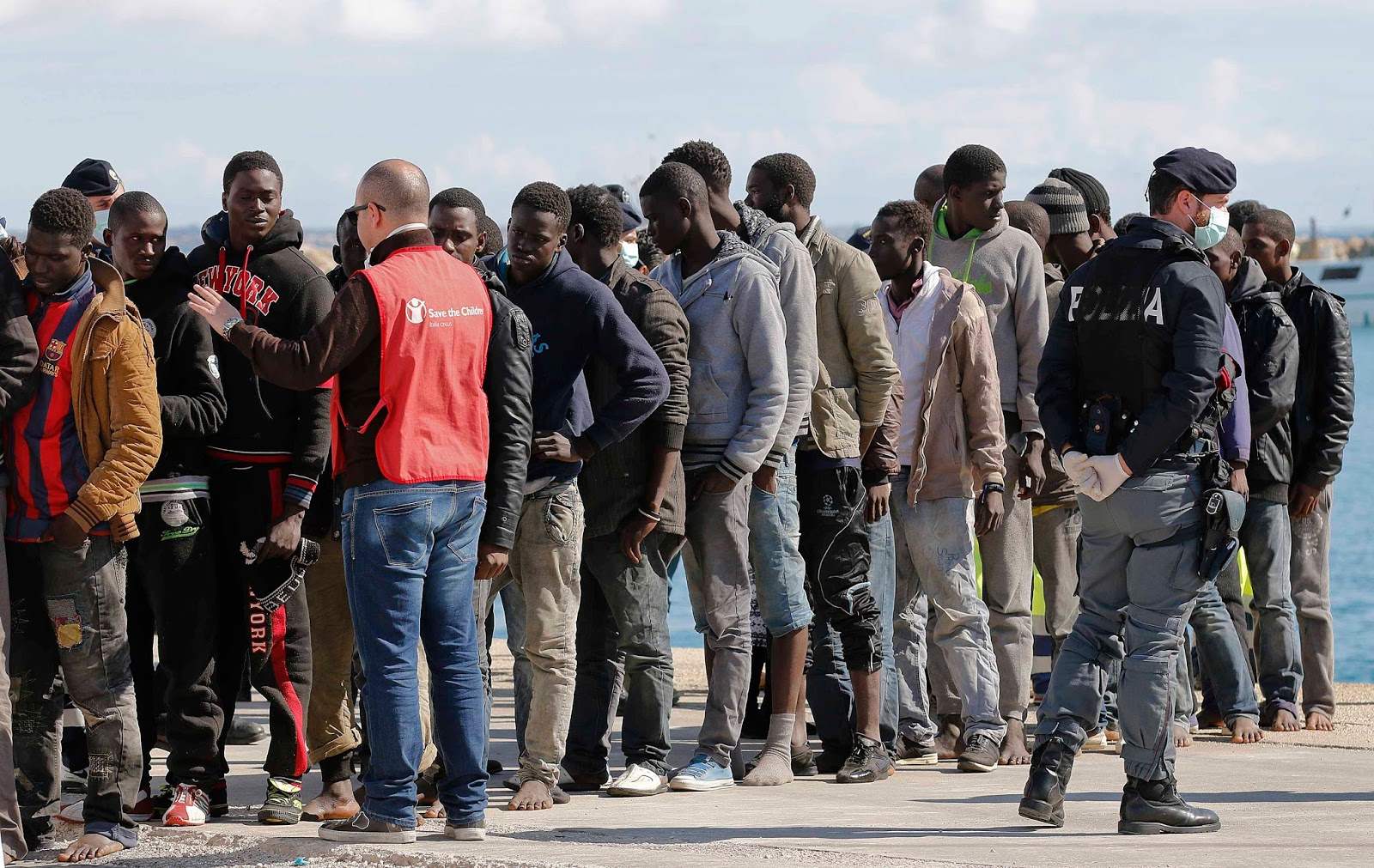 Un filmato girato a Roma mostra attivisti pro-accoglienza rifiutare l’idea di ospitare un migrante nelle proprie abitazioni. Polemica social: coerenza o ipocrisia?