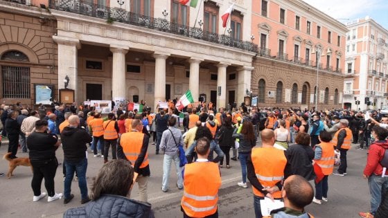 A Bari il leader dei gilet arancioni, l’ex generale Pappalardo “Conte hai tre giorni per dimetterti, il 2 giugno saremo a Roma se non ve ne andate voi, troveremo noi il modo di mandarmi via”