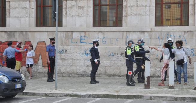 Bari, maxi rissa all’uscita del Tribunale in via Calefati tra cittadini baresi e extracomunitari, ferito un uomo