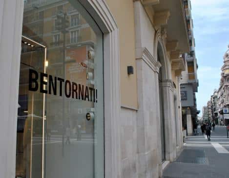 Bari ritorna a vivere! “Ci siete mancati”, “Siamo felici di vederti”, con queste scritte cubitali sulle vetrine i commercianti accolgono i baresi