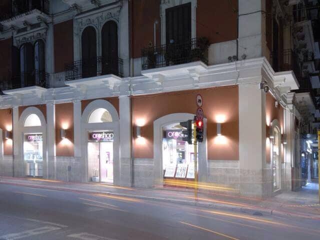 Bari svaligiata nella notte gioielleria in pieno centro in via Carulli, ladri in fuga con il bottino
