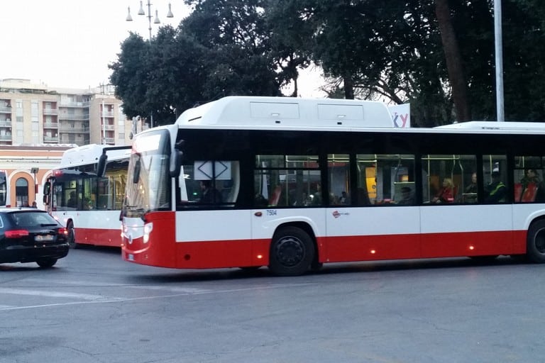 Bari, attimi di panico sul bus, 62enne ubriaco sale armato di accetta e minaccia gli altri passeggeri