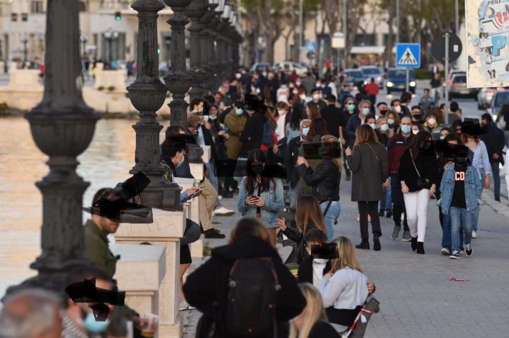 Emergenza Coronavirus a Bari è un lontanissimo ricordo, lungomare strapieno e gente in spiaggia, Decaro “Se non si rispettano le regole richiudiamo tutto”