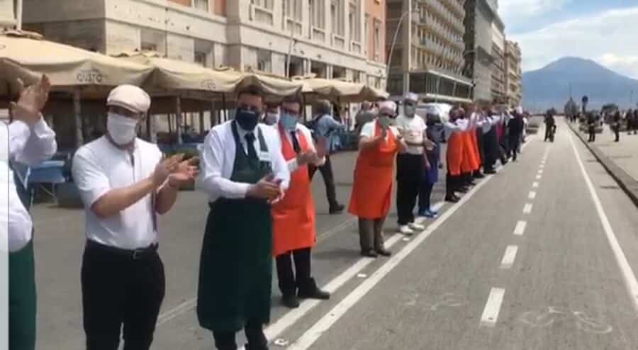 Un minuto di silenzio per le vittime del Covid-19, poi un lunghissimo applauso, così è ricominciata l’attività dei ristoranti e dei bar sul lungomare di Napoli
