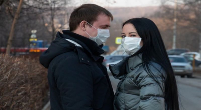 Incontra la fidanzata positiva al covid-19 e 30 persone finiscono in quarantena