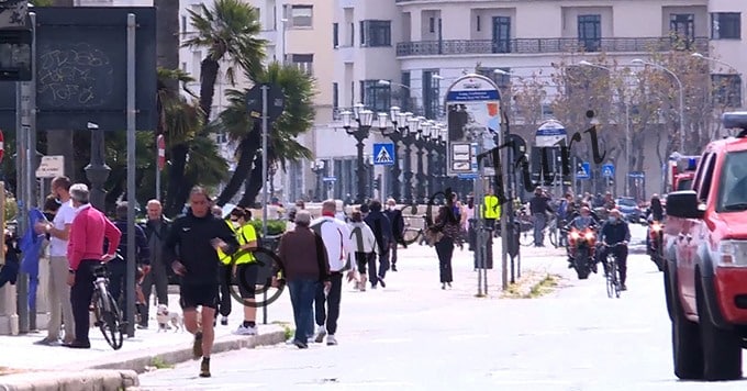 Covid-19 a Bari, lungomare preso d’assalto, tanti cittadini in giro, chi in bici, chi a piedi, assembramenti vari anche senza mascherina