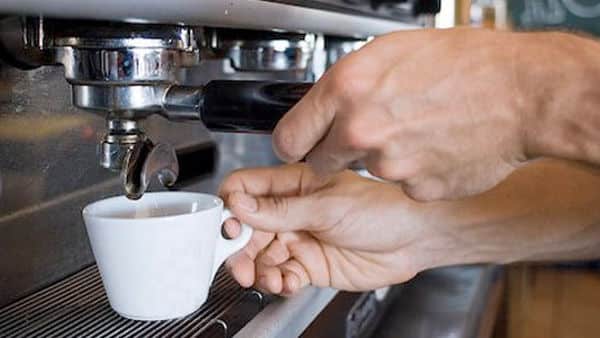 Prende il caffè al bar e lo paga 50 euro “E’ il minimo che posso fare, siete stati chiusi 50 giorni”