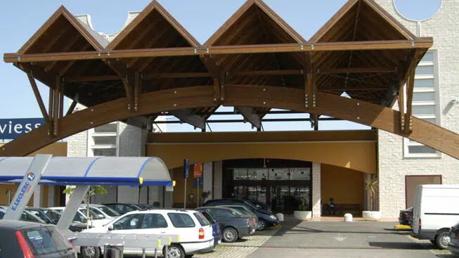 Emergenza Covid-19 Puglia, si presenta al centro commerciale con la febbre alta, a rilevarla il termoscanner