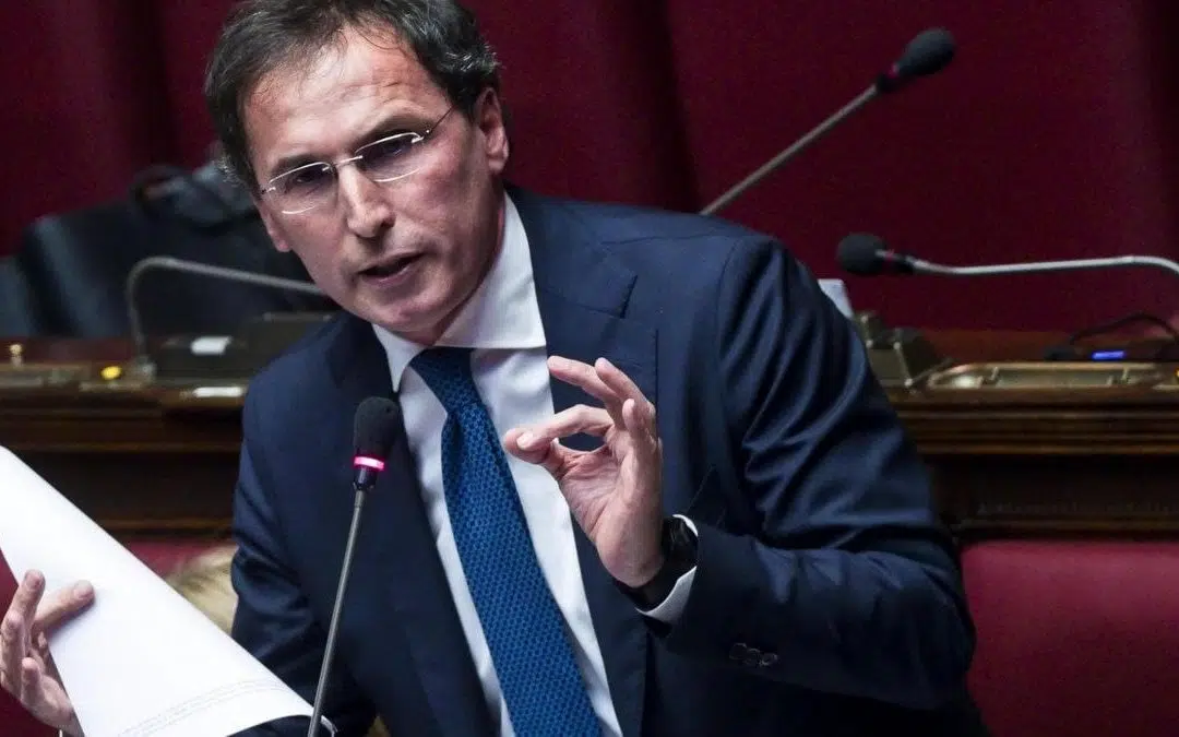 Il capogruppo del Pd al Senato accusa la premier: “Silenziosa e divisa. Invece di tutelare le imprese, si fa dettare la linea da Trump”