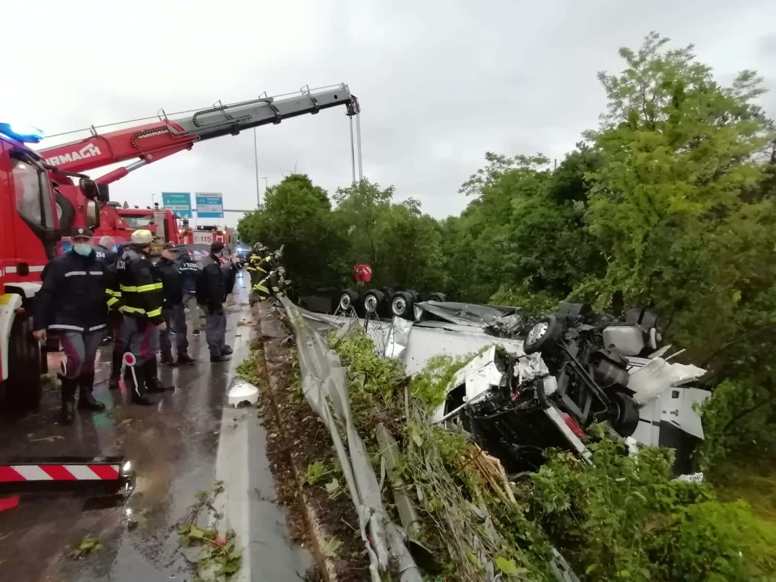 Bari incidente mortale sulla SS100 a Mungivacca ancora chiusa corsia di marcia verso nord, il camion è stato rimosso