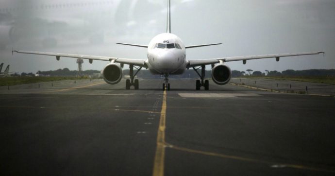 Fa il tampone non aspetta l’esito, prende l’aereo per lavoro e si sposta di regione, risulta positivo al Covid,  40 persone finiscono in isolamento