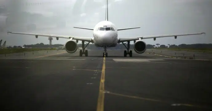 Fa il tampone non aspetta l’esito, prende l’aereo per lavoro e si sposta di regione, risulta positivo al Covid, 40 persone finiscono in isolamento