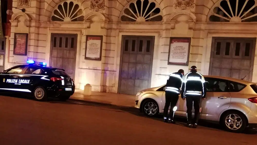 Movida a Bari, nuovi assembramenti e parcheggio selvaggio, duro intervento dei vigili, sanzionato locale per mancato rispetto della distanza sociale