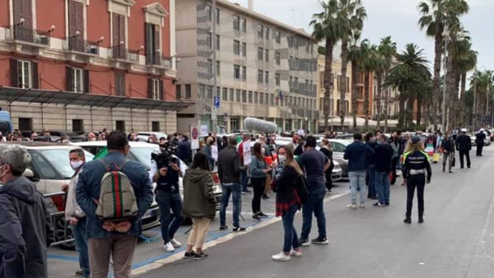 Bari, i commercianti in protesta in pizza Libertà “Il Coronavirus ci ha distrutti”, consegnati F24 al Sindaco “Non abbiamo i soldi per pagarli”