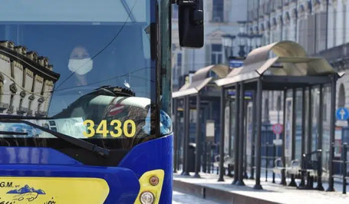 Puglia, autista di un bus trova un portafogli con mille euro e lo restituisce al proprietario, un cittadino africano