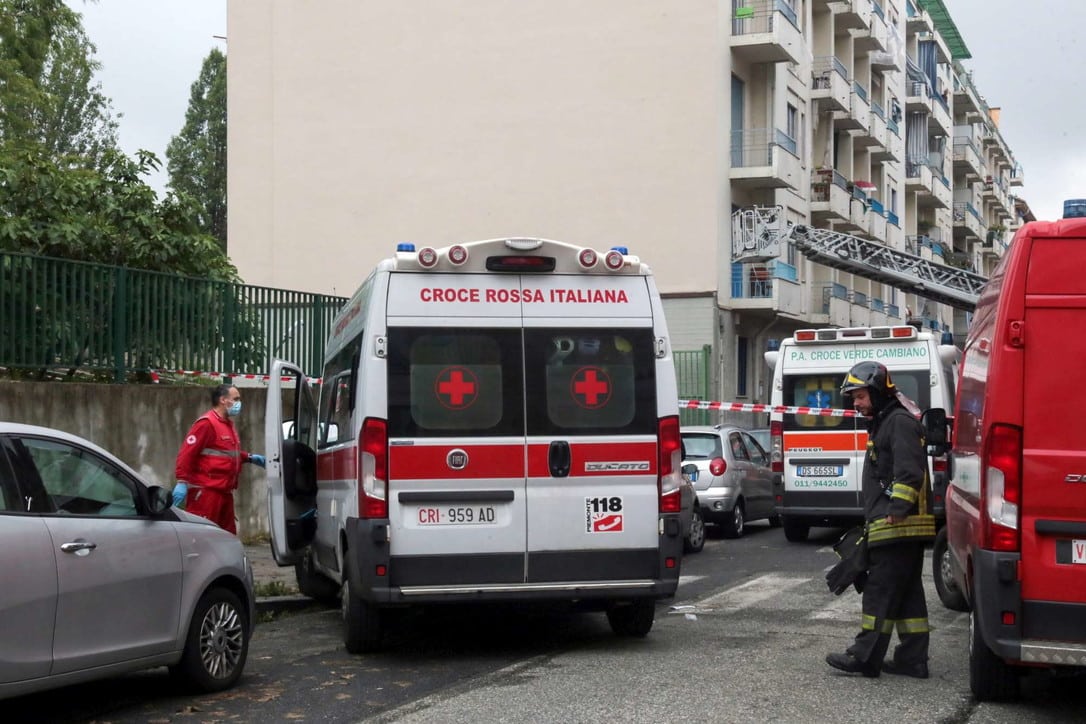 Torino è morta la bimba di 8 mesi, era precipitata nel vuoto con la madre dal balcone di casa