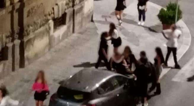 Scene di ordinaria follia a Bari, una contro 15 ragazze, la vittima trattenuta sul cofano della macchina e picchiata dal branco