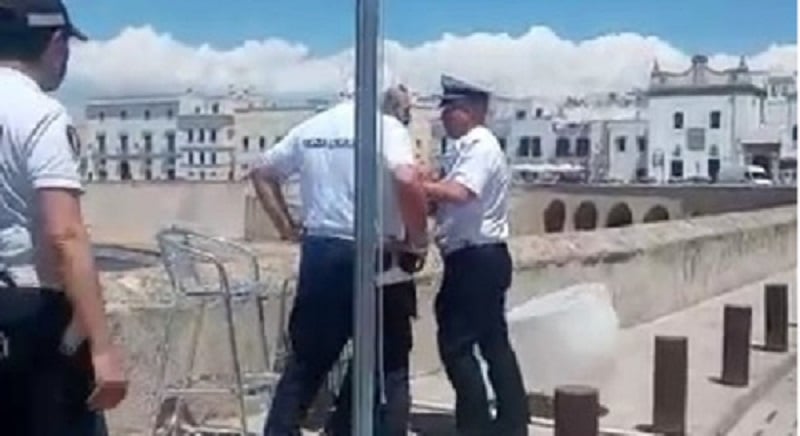 Gallipoli, comandante dei vigili senza mascherina litiga con il titolare di un ristorante alla presenza di tanti turisti, “Vergognoso” – il video