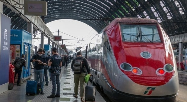 Lite sul treno, le viene chiesto di indossare la mascherina, ragazza come risposta prima insulta e poi sputa in faccia al capotreno