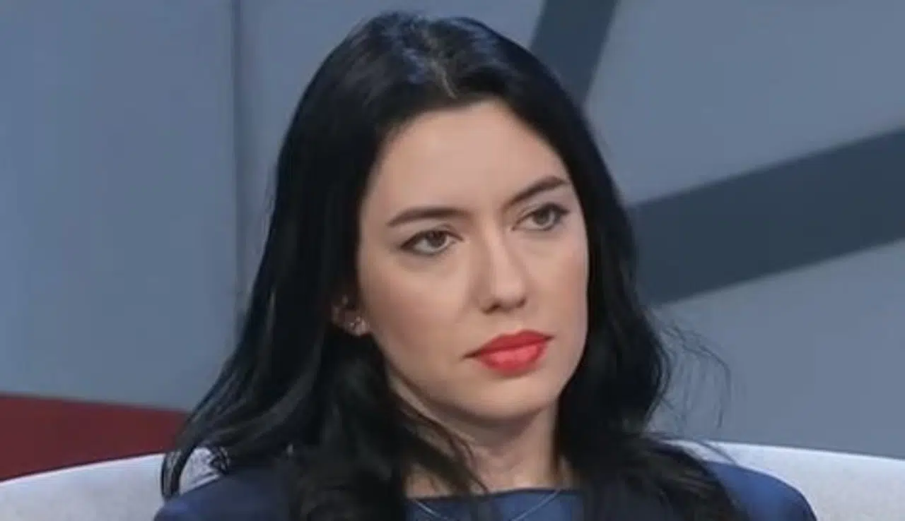 Lucia Azzolina fa un’analisi della sua esperienza disastrosa come ministro dell’istruzione: “Non dovevo mettere il rossetto rosso”