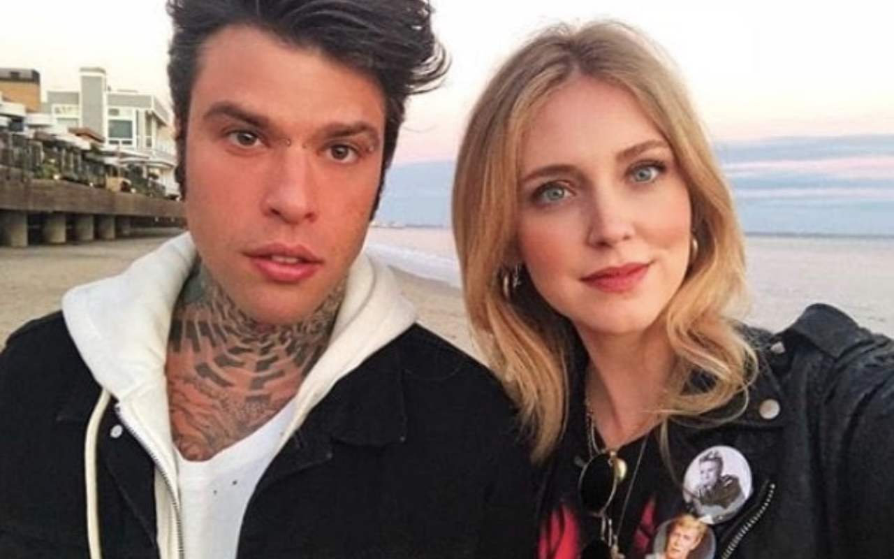 Fedez fa una sorpresa a Chiara Ferragli e lei lo guarda innamoratissima, poi scoppia a piangere