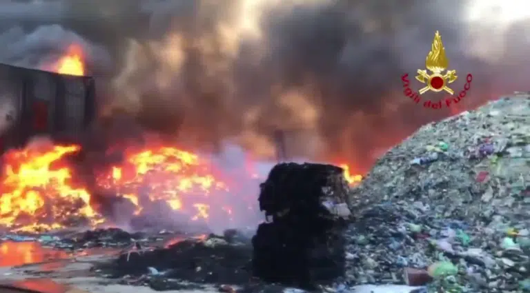 Incendio capannone su SS96, si teme un disastro ambientale, per il Sindaco di Bitonto è stato un incendio di dimensioni mai viste prima