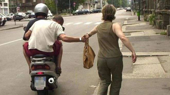 Donna cammina per strada, la scippano e la trascinano per metri, i medici hanno dovuto amputarle una gamba