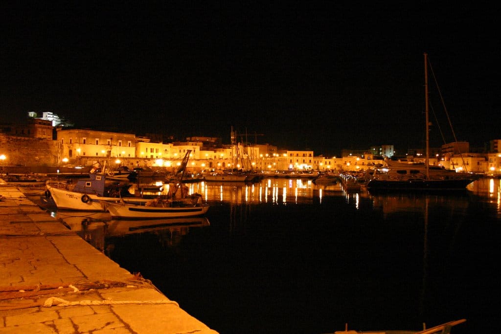 Bisceglie, 16enne litiga in piazza con coetanei e viene massacrato di botte, arriva in ospedale in codice rosso