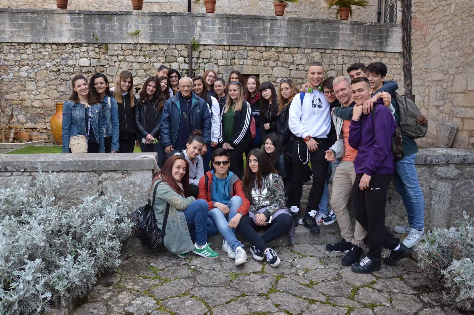 Diciottenne muore per un incidente d’auto e i compagni di classe sostengono l’esame di maturità per lei