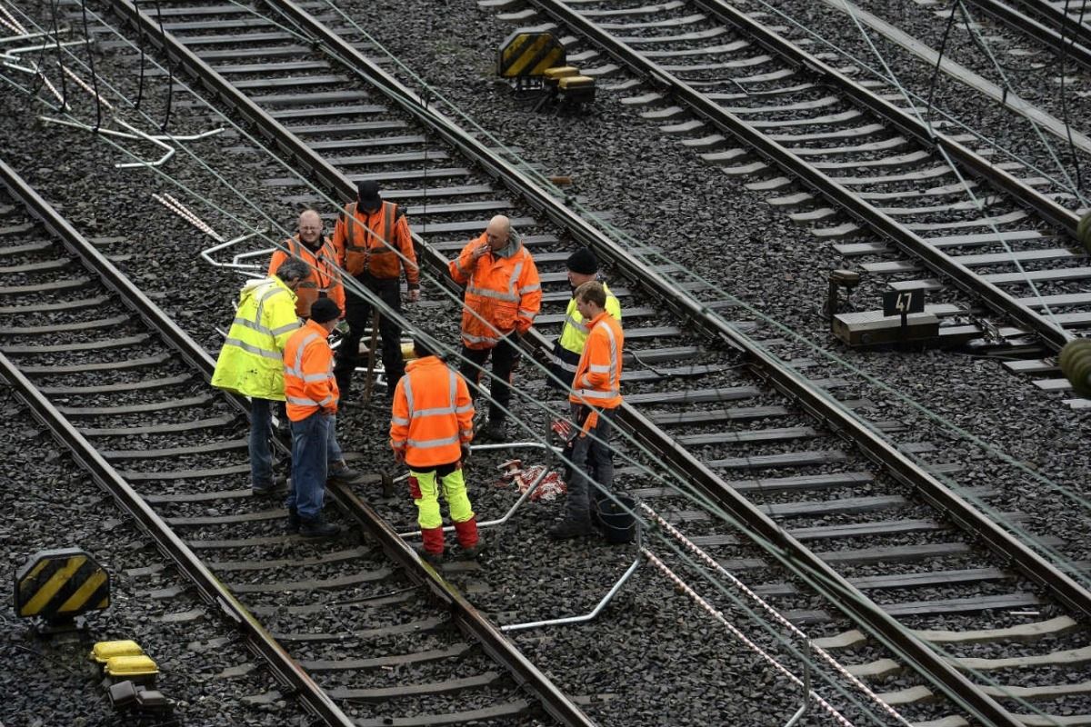 32enne vuol farla finita e si getta sui binari al passaggio di un treno, l’amica tenta di salvarla ma muoiono entrambe