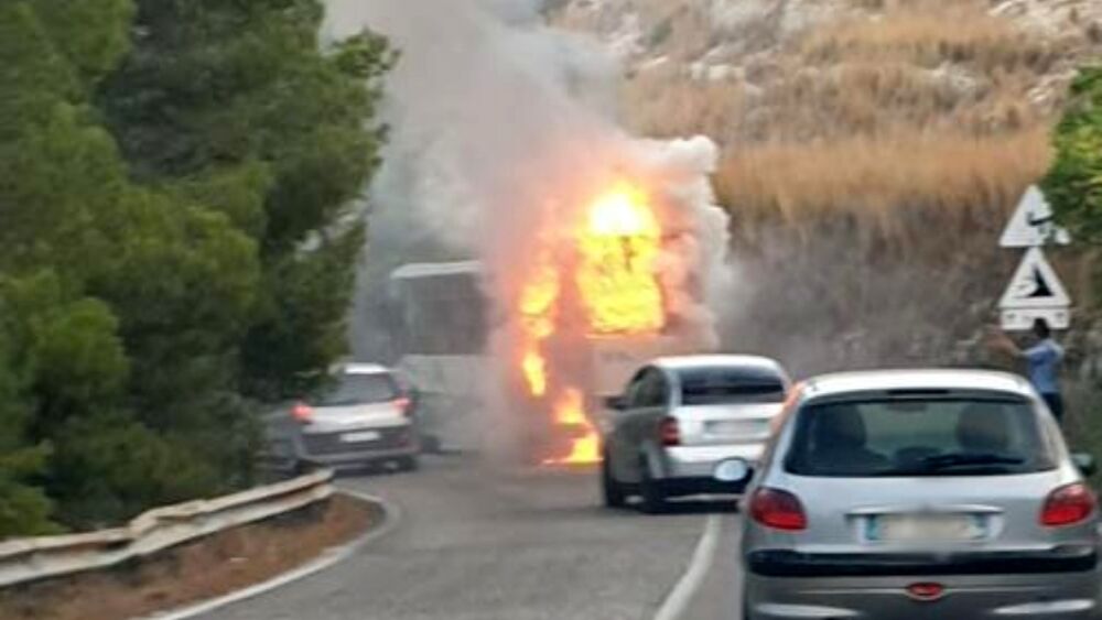 Puglia, attimi di panico su bus della Sita, mezzo prende improvvisamente fuoco su una strada provinciale