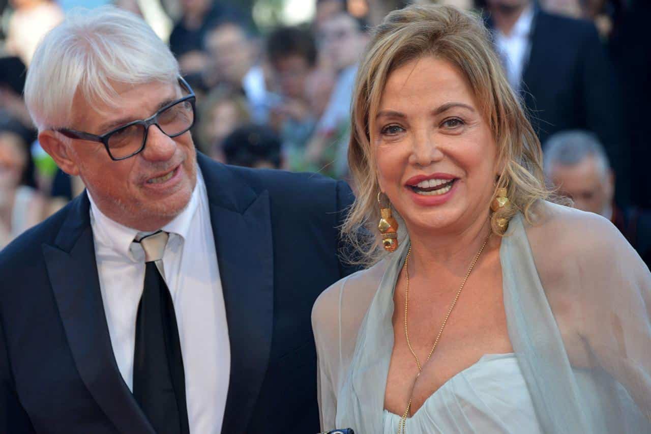 Simona Izzo e Ricky Tognazzi: “Ci siamo indebitati fino al collo e ora viviamo in una casa scavata in una cava 12 metri sotto il livello del mare”