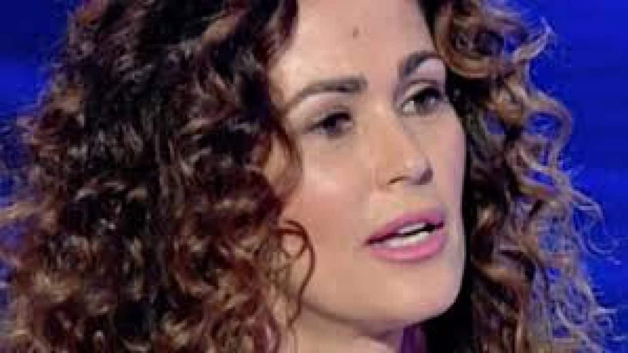 Samantha De Grenet posta una foto che la ritrae felice e scrive “Chi sa sa, per tutti gli altri siate semplicemente felici per me!”, boom di like